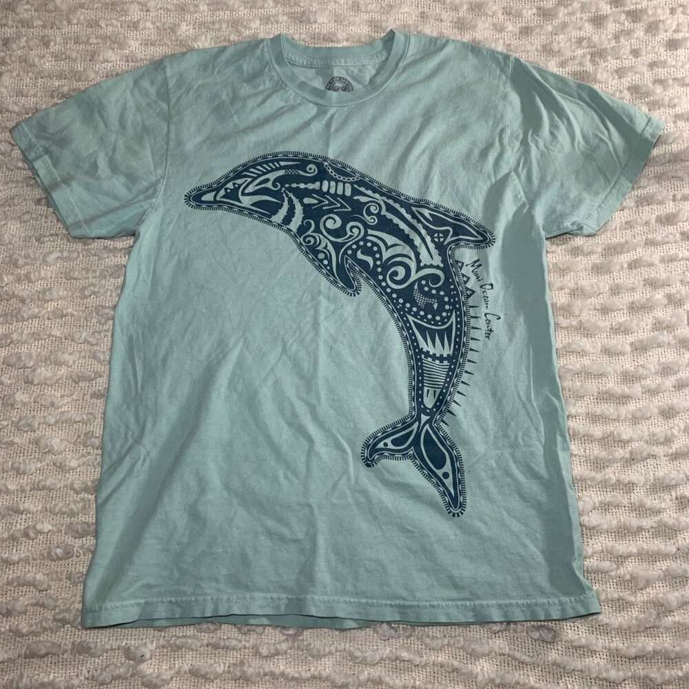 THE DUCK COMPANY MENS SMALL SHIRT BLUE GREEN CREW NECK T DOLPHIN MAUI OCEAN CENT